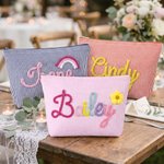 Neceser de maquillaje personalizado de seersucker de colores con nombre, con diseño de flores o arcoíris: accesorio de verano para la playa y los viajes, ideal como regalo para una fiesta o para una d