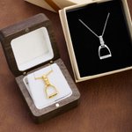 Collier personnalisé avec nom et texte - Chevalière cachée équestre - Cadeau d'anniversaire pour passionné d'équitation