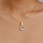 Collier personnalisé avec nom et texte - Chevalière cachée équestre - Cadeau d'anniversaire pour passionné d'équitation