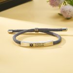 Personligt medicinskt armband med graverad text justerbart flätat rep diskret design för viktig hälsoinformation