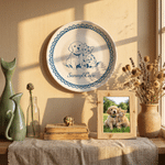 Gepersonaliseerd keramisch bord in blauw-witte porseleinstijl met foto van huisdier, naam en standaard – woondecoratie, herdenkingscadeau of verjaardagscadeau voor huisdiereigenaren