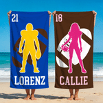 Serviette de plage surdimensionnée à séchage rapide, personnalisée avec la silhouette multicolore d'un joueur de football américain, son nom et son numéro – Cadeau de voyage pour les vacances d'été, i