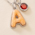 Collar personalizado con inicial en forma de macaron multicolor y piedra natal: regalo de cumpleaños o aniversario para mujeres y niñas