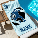 Serviette de plage surdimensionnée à séchage rapide, personnalisée avec la silhouette multicolore d'un joueur de football américain, son nom et son numéro – Cadeau de voyage pour les vacances d'été, i