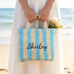Gepersonaliseerde, kleurrijke, gestreepte, geborduurde naam, handgemaakte papieren raffia geweven handtas – cadeau voor vrouwen voor de zomervakantie, het strand, het zwembad of een feestje