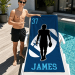 Serviette de plage surdimensionnée à séchage rapide, personnalisée avec la silhouette multicolore d'un joueur de football américain, son nom et son numéro – Cadeau de voyage pour les vacances d'été, i