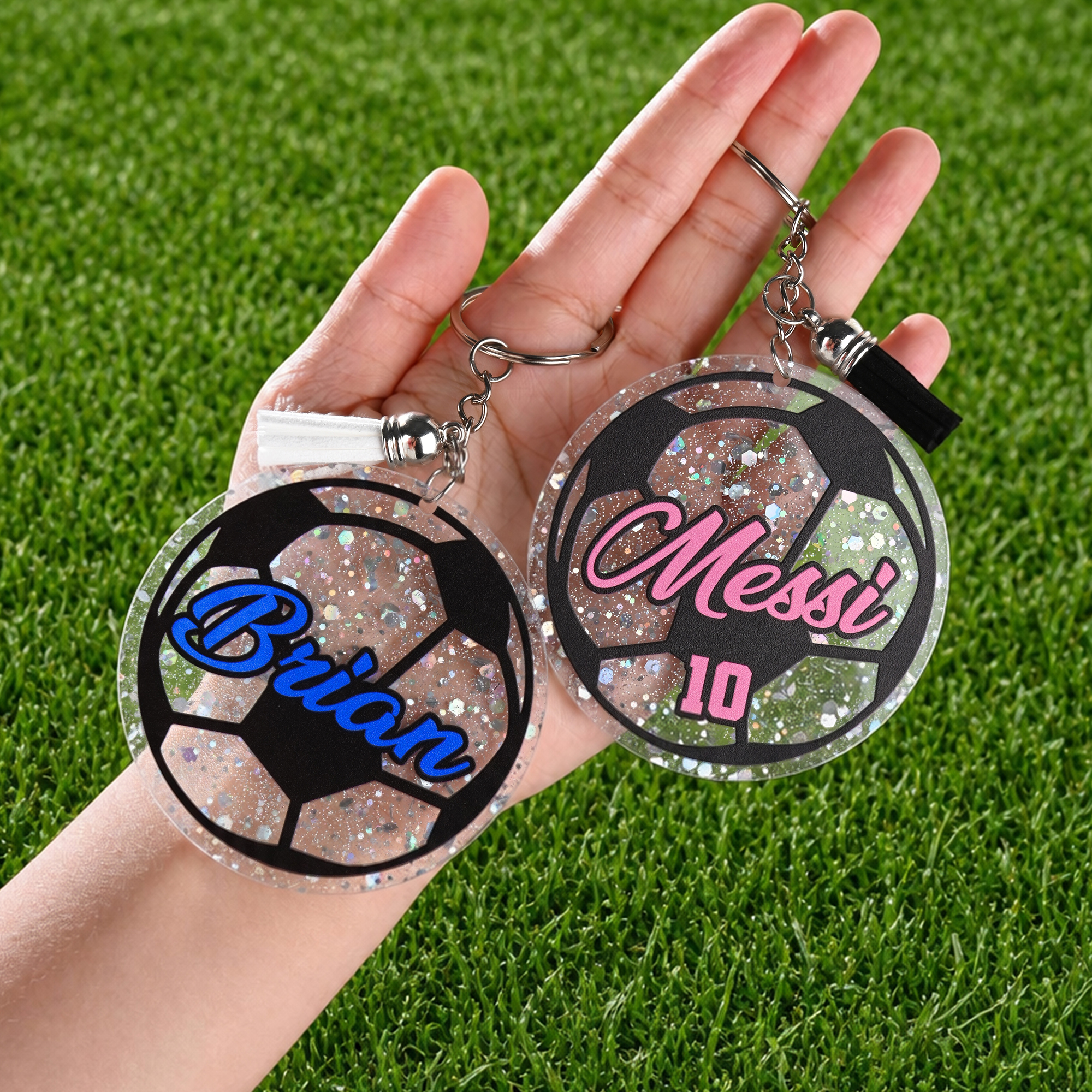 Personalisierter klassischer Fußball-Schlüsselanhänger aus Acryl mit Glitzer, Namen, Nummer und Quaste – für den täglichen Gebrauch, als Geschenk zum Schulanfang oder zum Geburtstag für Fußballfans