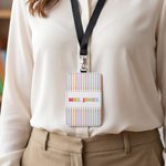 Spersonalizowany, kolorowy etui na identyfikator z PU w kształcie ołówka, z miejscem na stanowisko i nazwisko – prezent z okazji Dnia Nauczyciela na koniec roku szkolnego