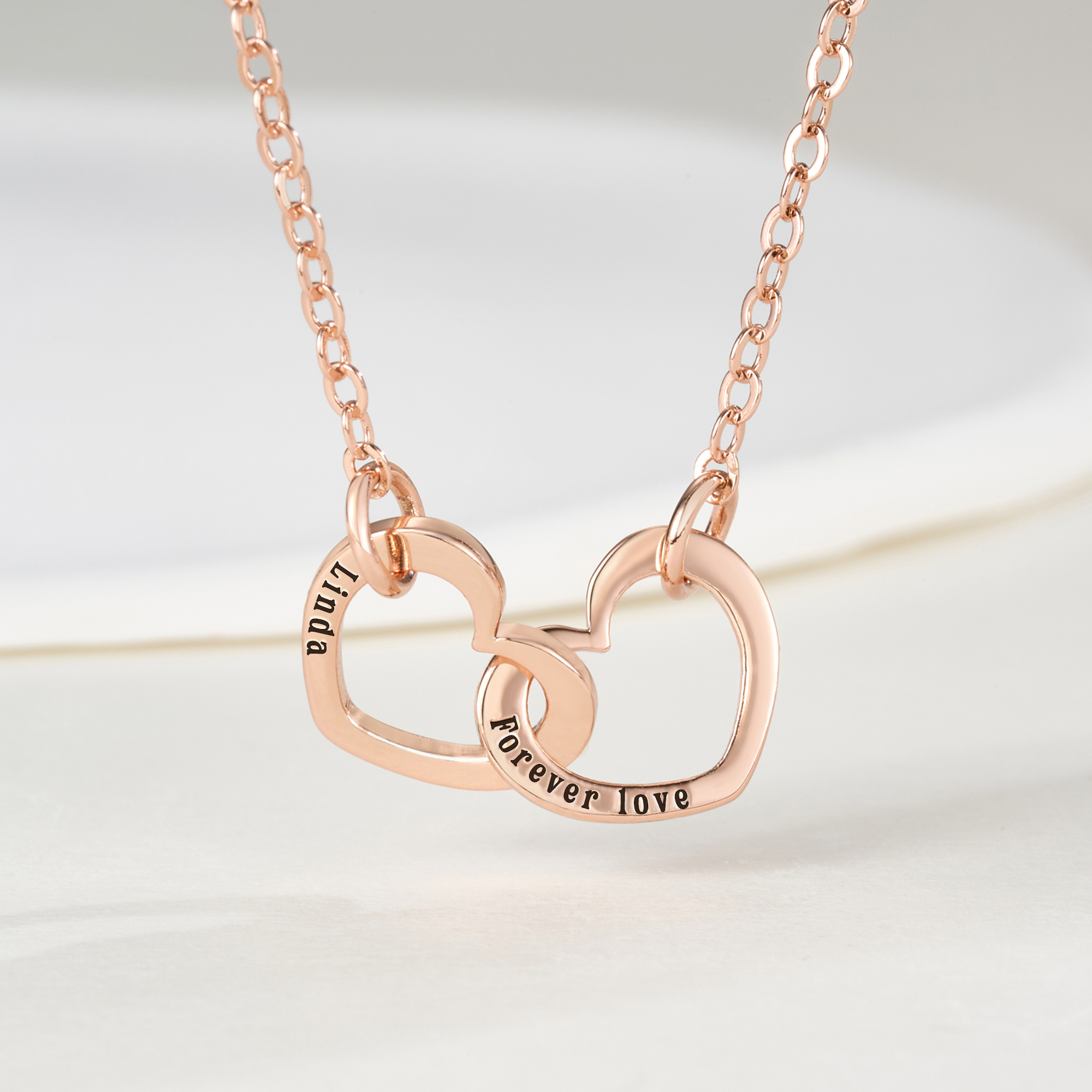 Personalisierte, zierliche Halskette mit ineinander verschlungenen Doppelherzen und Gravur – Geschenk zum Jahrestag, zum Muttertag oder zum Geburtstag für Frauen