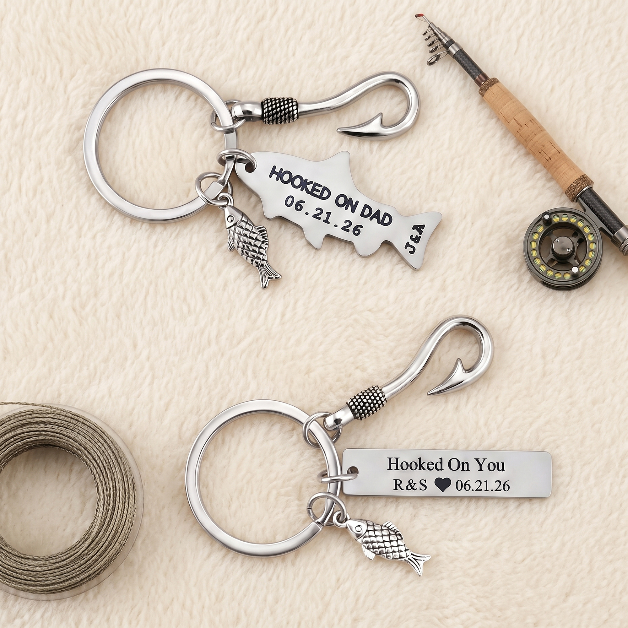 Personalisierter Schlüsselanhänger mit Angelmotiv, Text-Monogramm und Datum – Geschenk zum Geburtstag oder Jahrestag für angelfreudige Männer