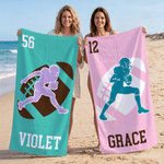 Serviette de plage surdimensionnée à séchage rapide, personnalisée avec la silhouette multicolore d'un joueur de football américain, son nom et son numéro – Cadeau de voyage pour les vacances d'été, i