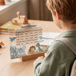 Personlig, avtørkbar akrylplakett eller nattlampe med skoletidsplan og titteltekst, inkludert en tavlepen og trefot – en tilbake-til-skolen-gave til barn