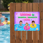 Gepersonaliseerd welkomstbord in neonstijl met cartoonkarakter voor bij het zwembad, met naam, decoratie voor het zwembad, verjaardagscadeau voor grootouders en familie