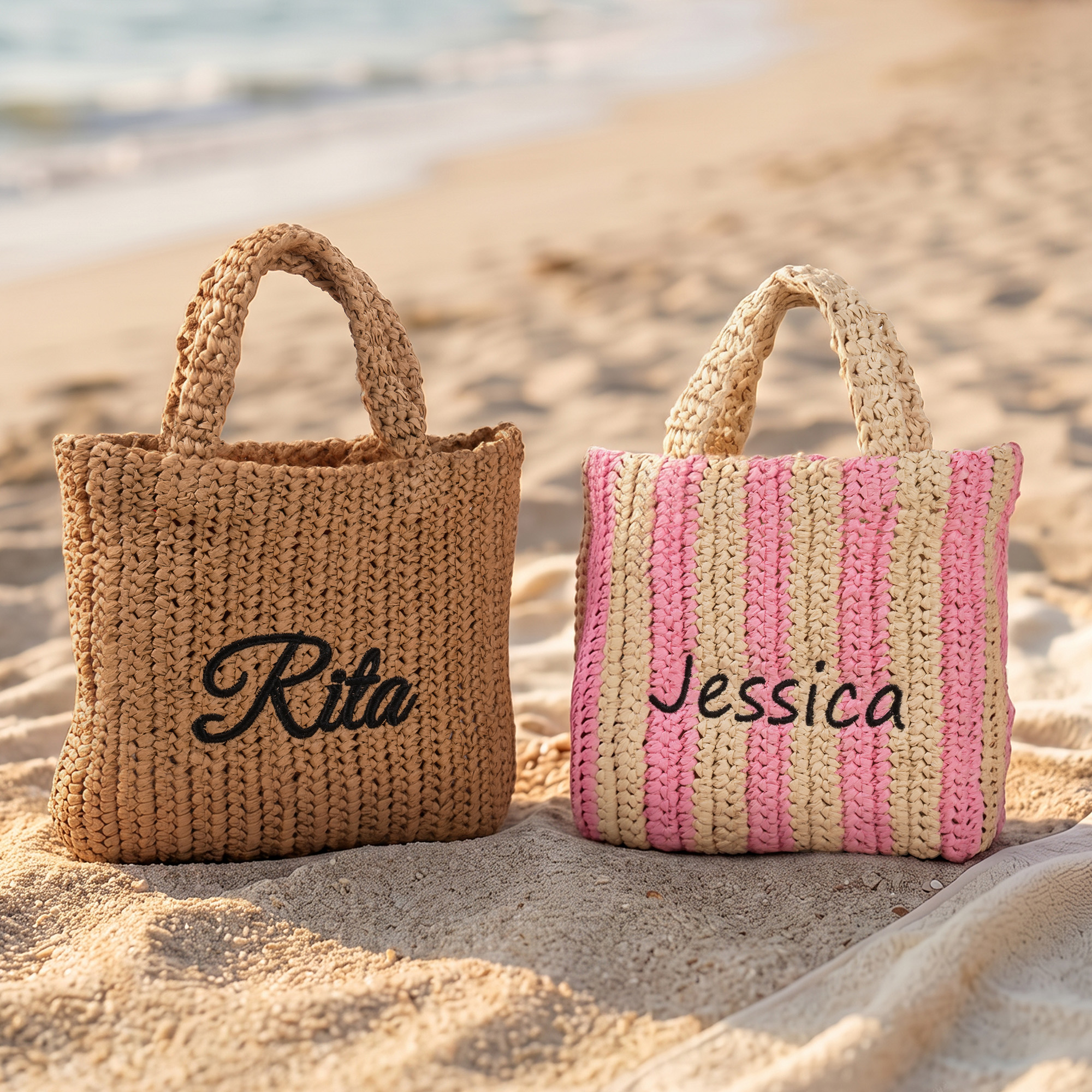 Personalisierte, farbenfrohe, gestreifte Handtasche mit Namensstickerei aus handgeschöpftem Papier und gewebtem Raffia – das perfekte Geschenk für Frauen für Sommerferien, Strand, Pool und Partys