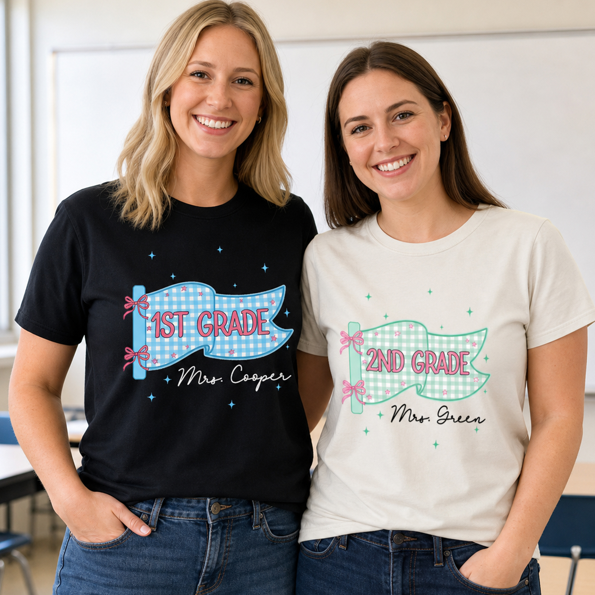 Personalisiertes T-Shirt mit mehrfarbigem Schleifenmuster und kariertem Flaggenmuster, mit Klassenstufe und Namen – Geschenk zum Schulanfang, zum ersten Schultag oder zum Lehrertag