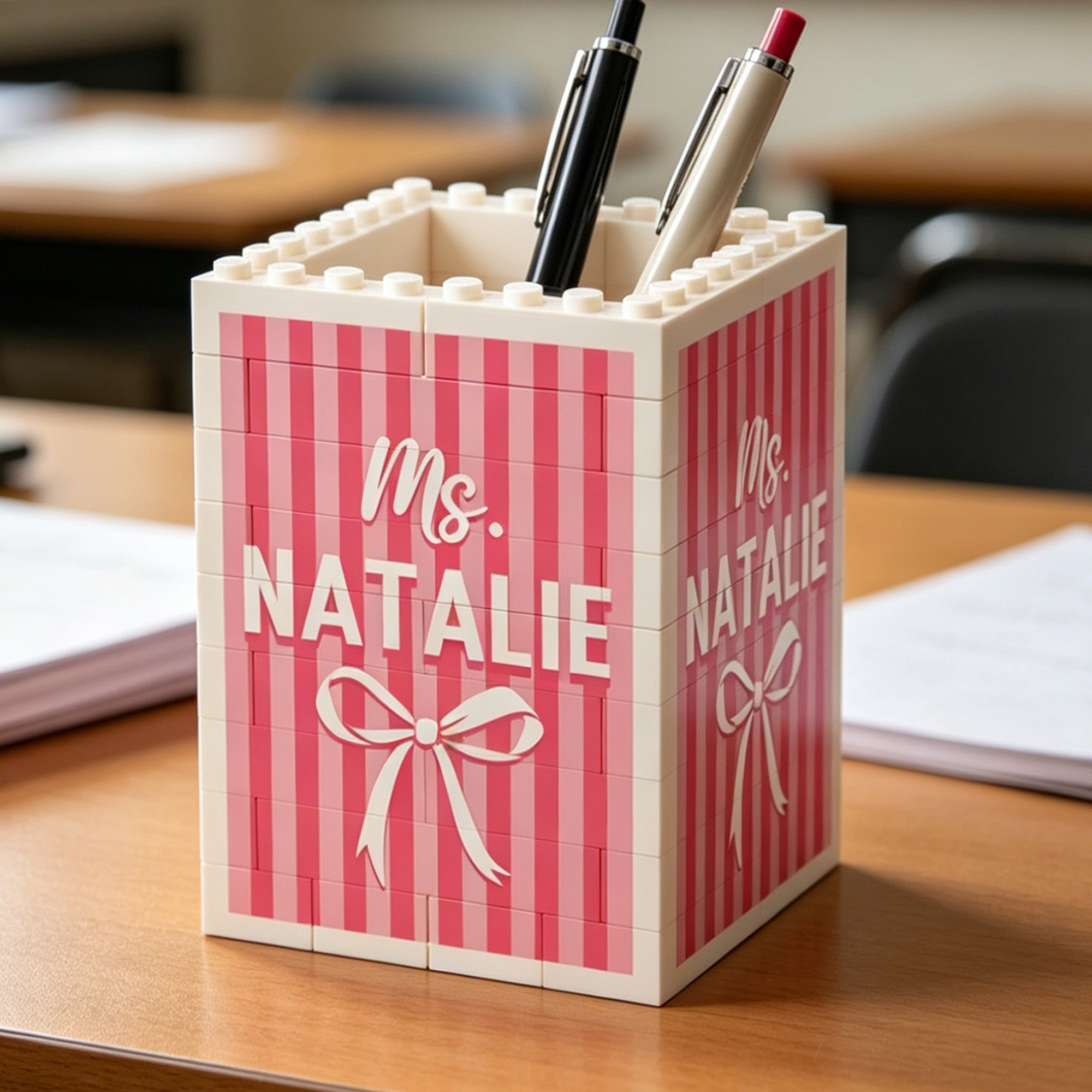 Individuell gestalteter, gestreifter Bogen-Bastel-Baustein-Stifthalter mit Text und Namen – Dankeschön-Geschenk zum Lehrertag für Lehrer und Pädagogen