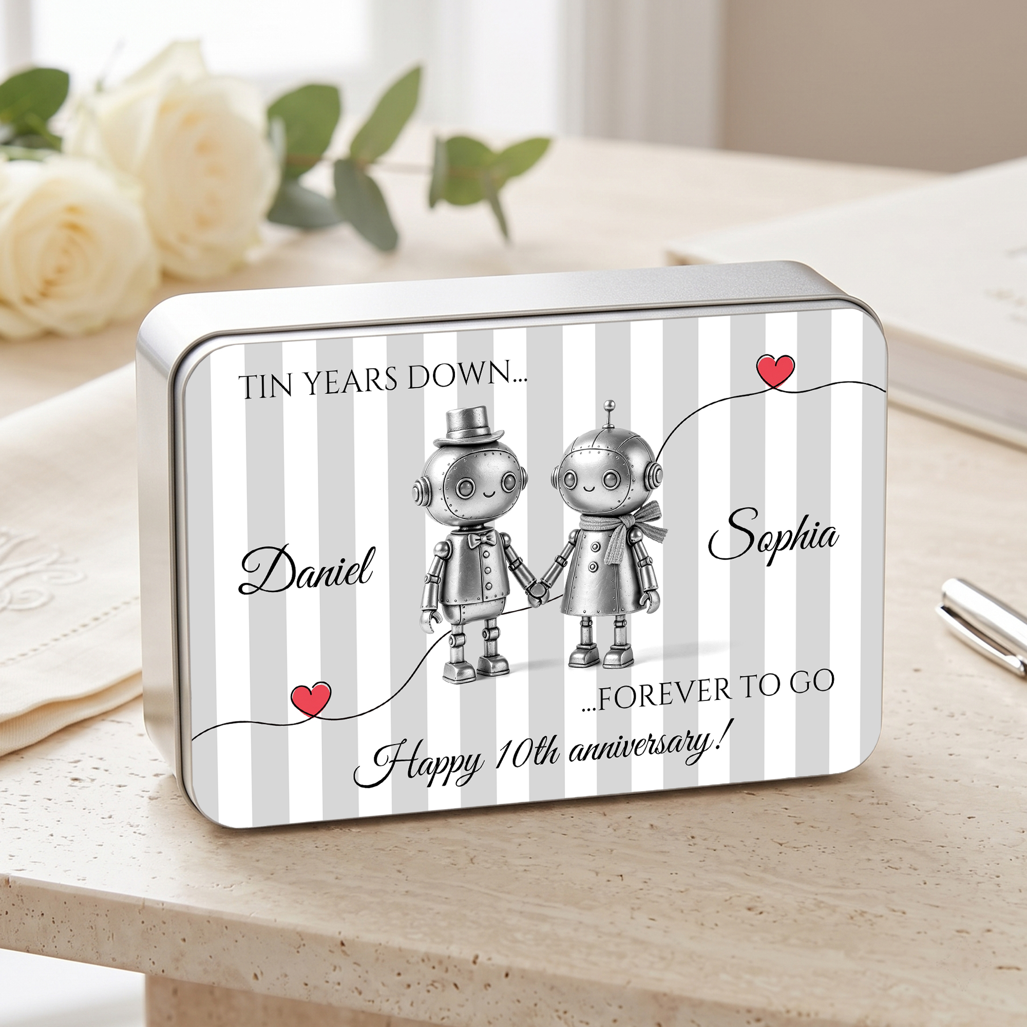 Individuell gestaltete Aufbewahrungsdose aus Blech mit Roboter-Herz-Muster und Streifen, mit Namen und Text – Schreibtischdekoration, Geschenk zum Hochzeitstag, zum Geburtstag der Eltern, für Paare un
