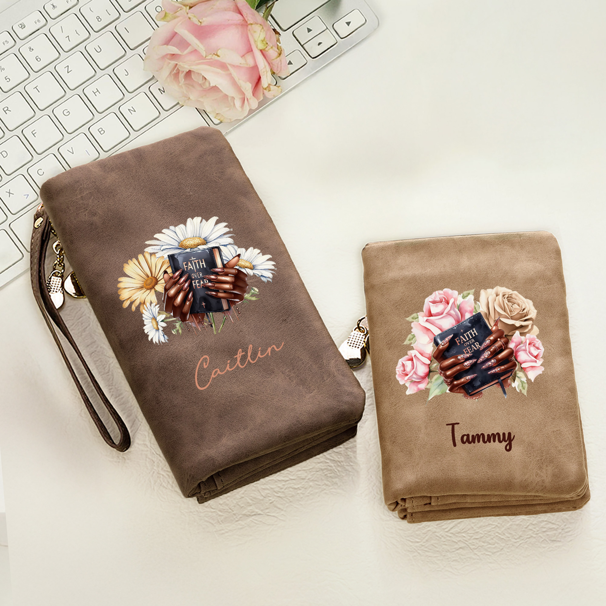 Personalisierte Geldbörse aus PU-Leder mit Motiv der Geburtsblume, Bibel-Motiv, Namenszug und Handgelenkband – Geburtstags- und Jubiläumsgeschenk für christliche Frauen