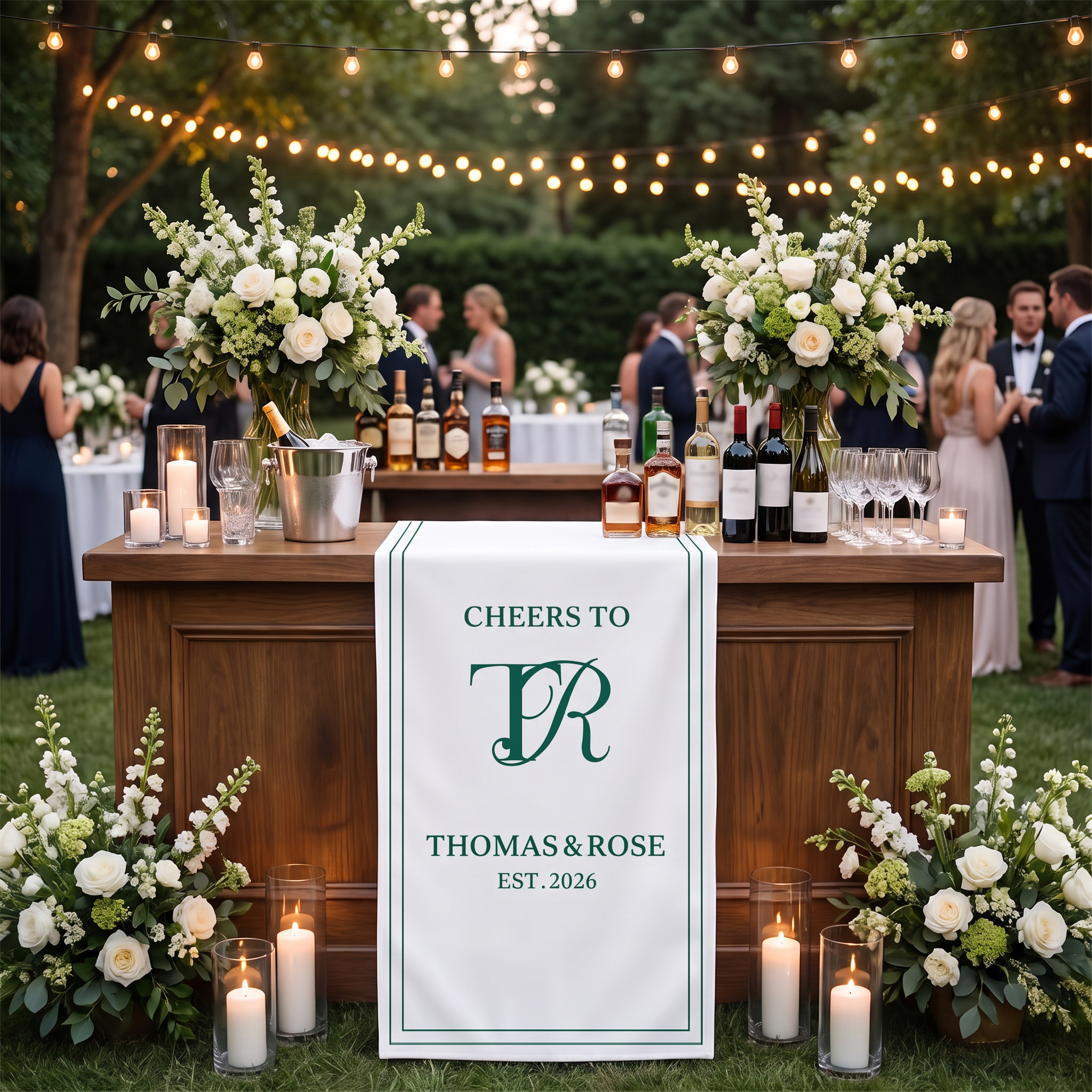 Individuell gestalteter „Simpl“-Tischläufer mit Monogramm-Initialen und der Aufschrift „Cheers“, mit Namen und Datum – Hochzeits-, Party- oder Jubiläumsgeschenk für Paare