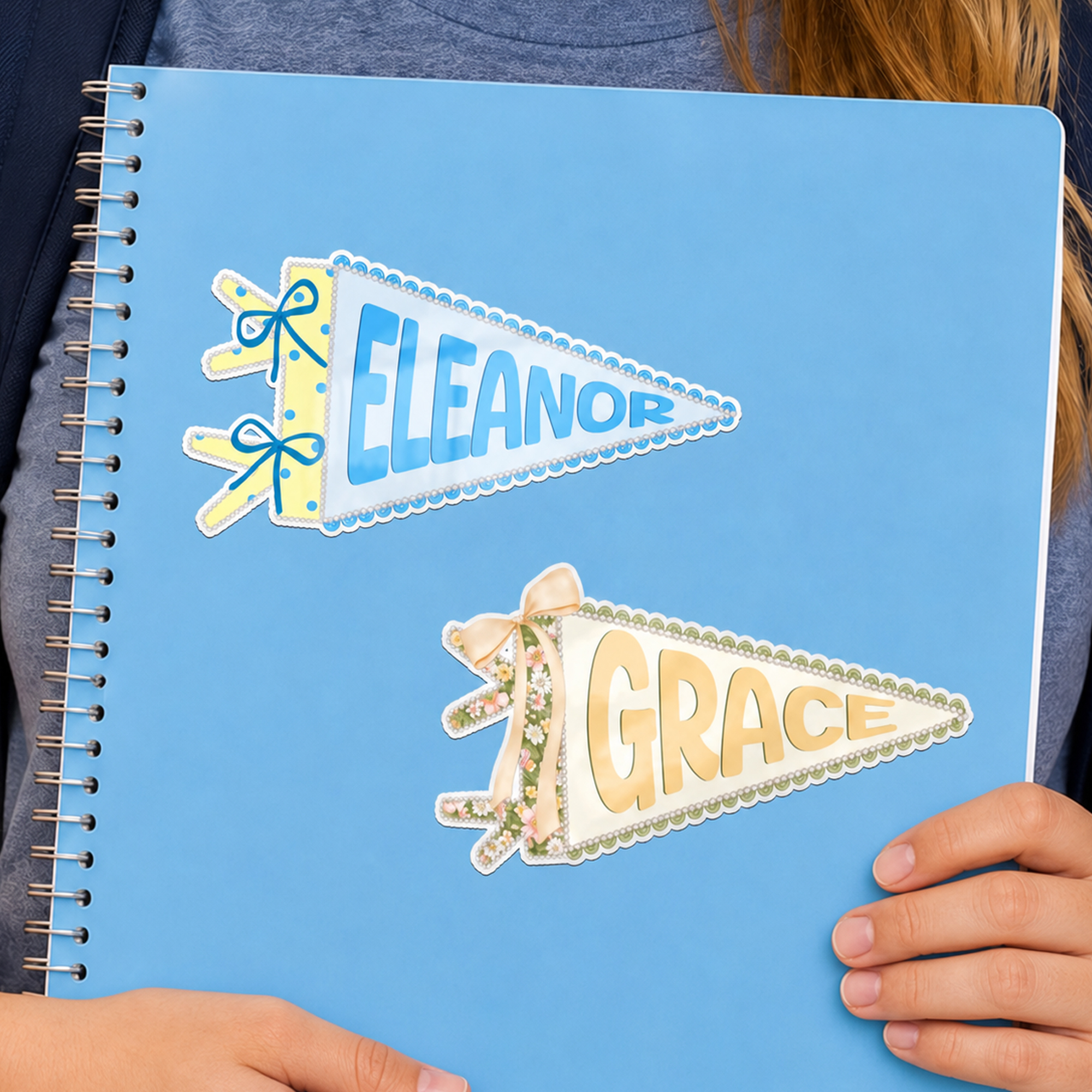 Individuell gestaltete Namensaufkleber im Retro-Preppy-Stil mit Schleife und Wimpel – als Geschenk zum Schulanfang für Kinder und Schüler