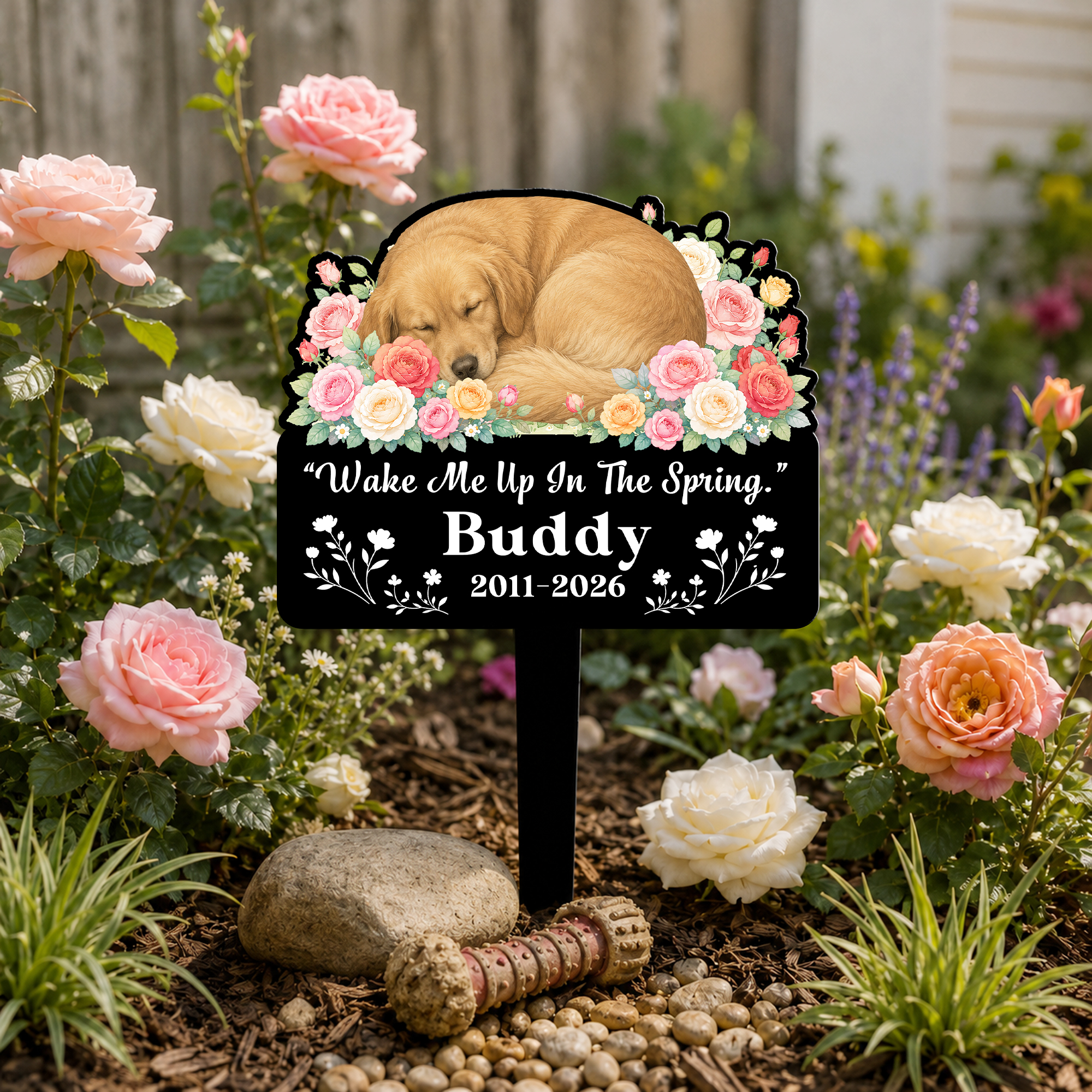 Individuell gestalteter Gartenstecker mit Blumenmotiv und Foto eines schlafenden Haustiers, mit Namen und Jahr – Gedenkgeschenk zum Tod eines Haustiers für Tierhalter und Tierliebhaber