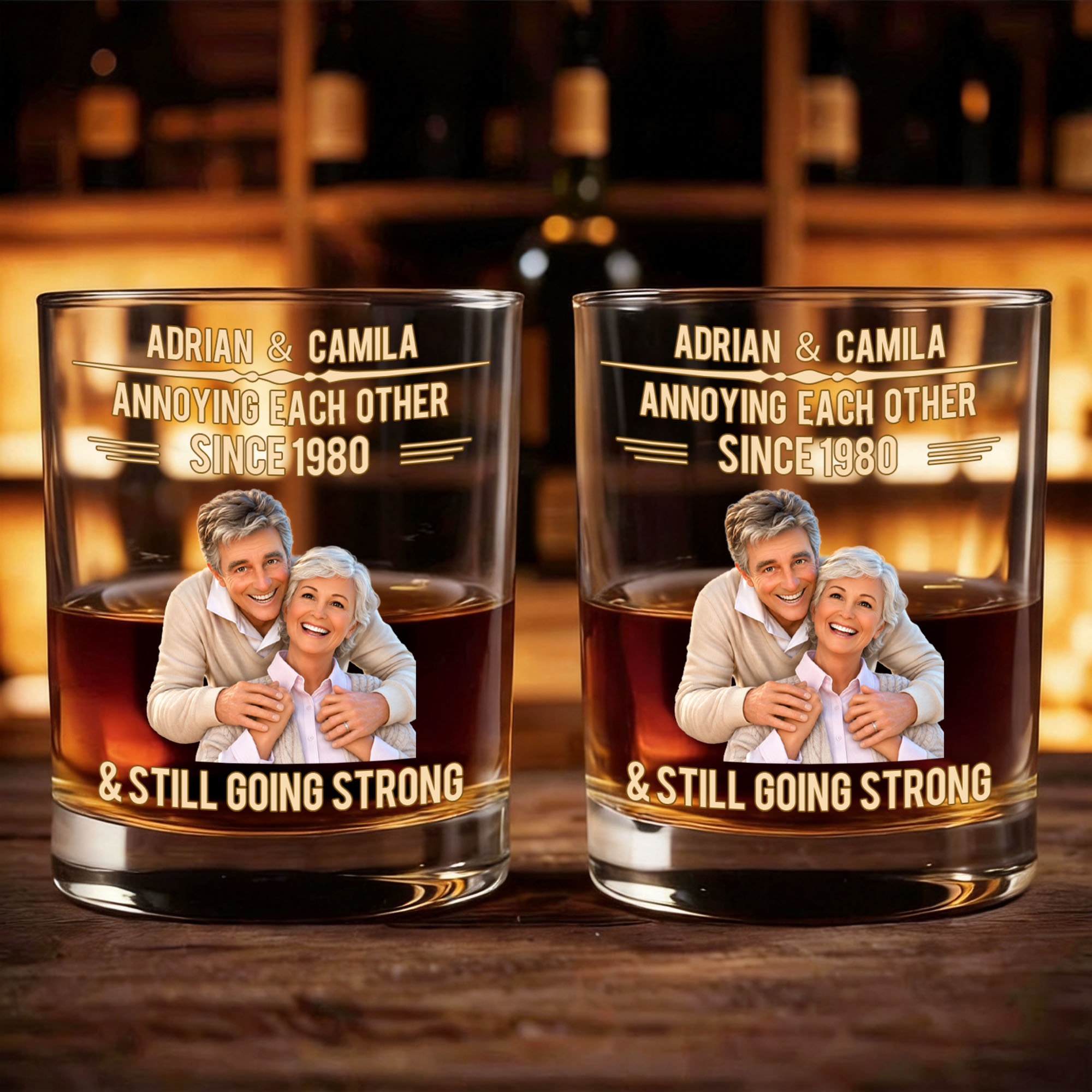 Personalisiertes, lustiges Retro-Cartoon-Fotoglas für Whiskey (10 oz) mit Namen und Jahreszahl – Einweihungs- und Geburtstagsgeschenk für Paare, Weinliebhaber und Freunde