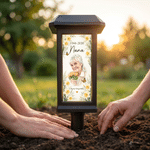 Personlig solcellsdriven trädgårdslampa i akvarellstil med födelsedagsblomma, foto, namntext och år – trädgårds-, gårds- och kyrkogårdsdekoration samt minnesgåva till familjen