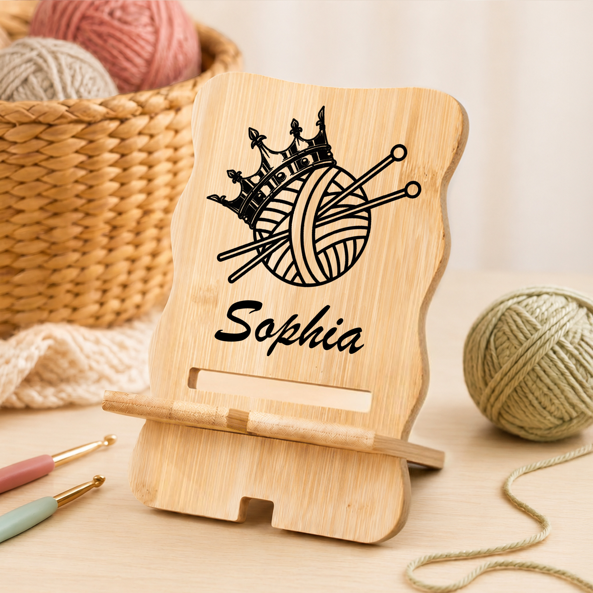 Individuell gestalteter, rechteckiger Handyhalter aus Holz mit wellenförmigem Strickmuster, Namen und Initialen – Schreibtischdekoration und Geburtstagsgeschenk für Strickbegeisterte
