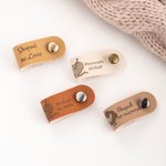 Personliga etiketter i konstläder med text och nitar 10 st för stickat och virkat handarbete present till stickare