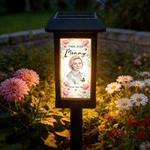 Personlig solcellsdriven trädgårdslampa i akvarellstil med födelsedagsblomma, foto, namntext och år – trädgårds-, gårds- och kyrkogårdsdekoration samt minnesgåva till familjen