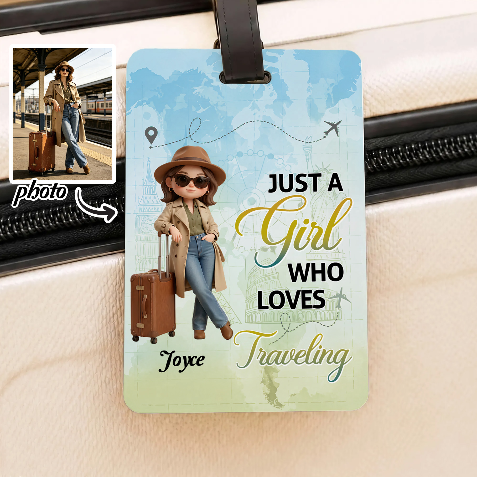 Personalisiertes Foto im Cartoon-Stil – „Just A Girl Who Loves Traveling“ – Kofferanhänger mit Namen – Reiseaccessoire – Urlaubs- und Geburtstagsgeschenk für Reiseliebhaber