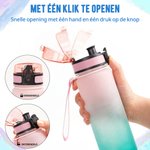 Gepersonaliseerde BPA-vrije sportwaterfles met kleurverloop en voetbal silhouet naam flipdop en draagriem cadeau voor kinderen voetballiefhebbers