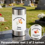 Gepersonaliseerde duif- vlinder- en bloemenmotief verfijnde zonne-tuinlamp met naam en tekst herdenkingsgeschenk voor begraafplaats of tuin