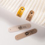 Personliga etiketter i konstläder med text och nitar 10 st för stickat och virkat handarbete present till stickare