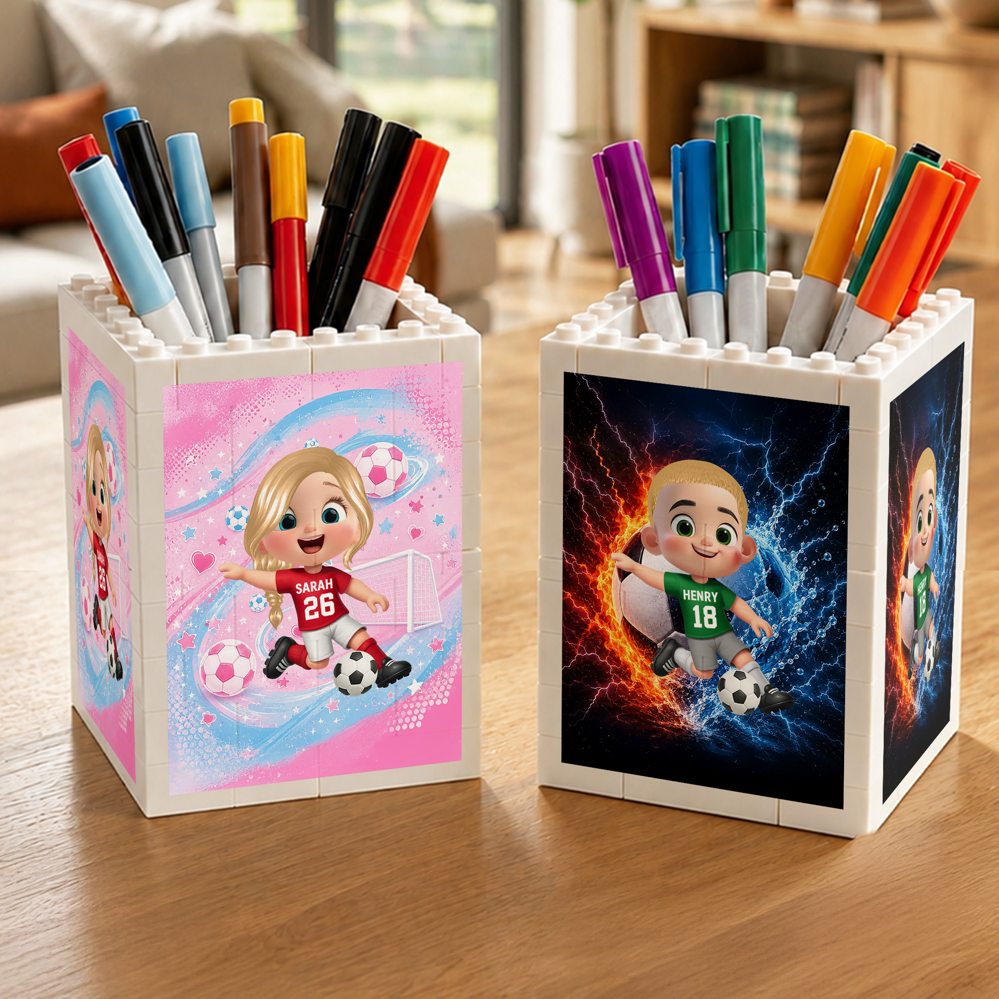 Individuell gestalteter Stifthalter aus Bauklötzen mit Fußball-Cartoon-Figur und Namen – Schreibtischdekoration, Geschenk zum Schulanfang oder Geburtstag für Kinder