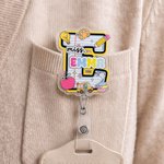 Enrouleur de badge personnalisé en forme de crayon et de pomme, multicolore, avec initiale, titre et nom de famille – Cadeau de la Journée des enseignants pour un enseignant, un mentor ou un coach, à 
