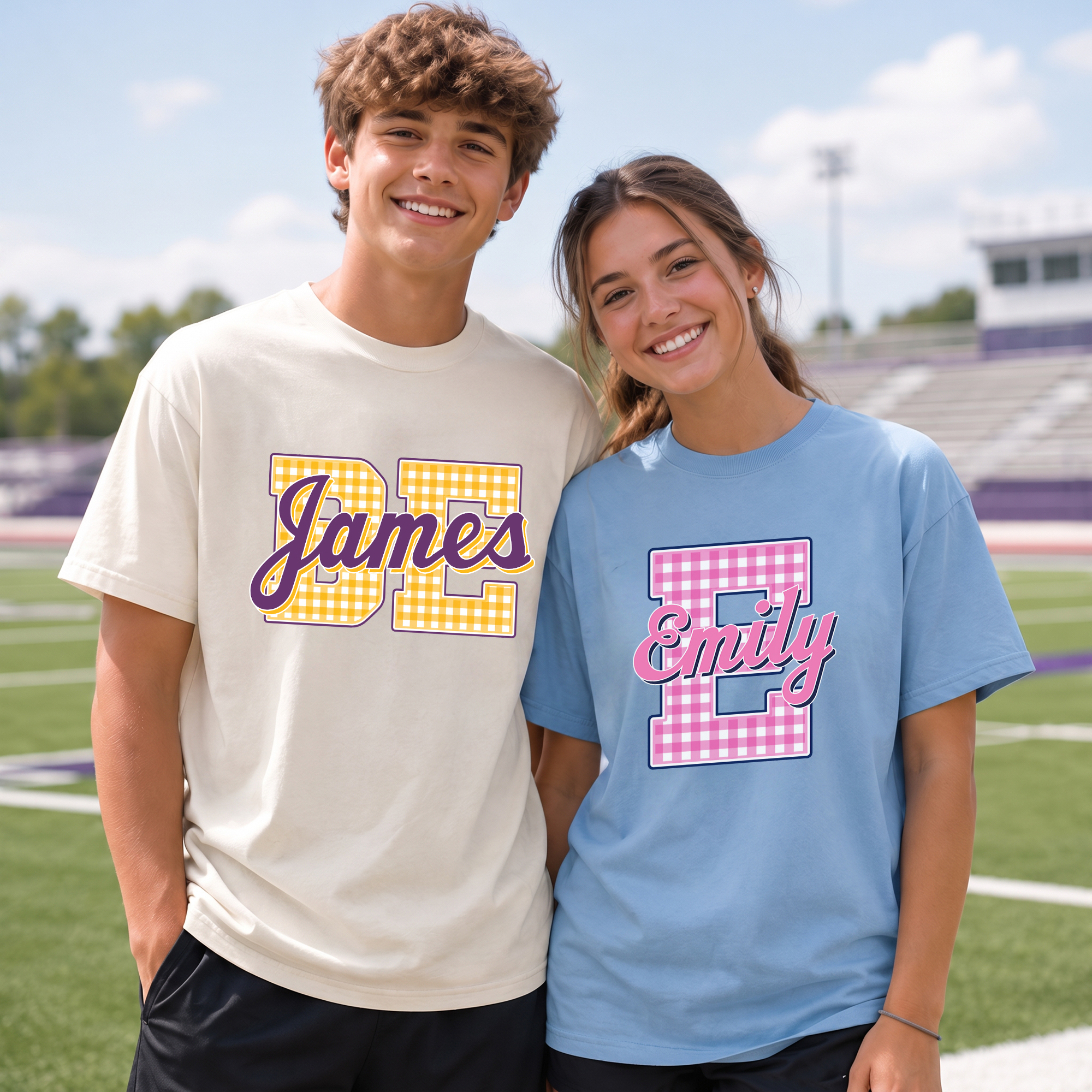 Individuell gestaltetes, mehrfarbiges Unisex-T-Shirt aus 100 % Baumwolle mit Karomuster und Buchstabe sowie Namensaufdruck – für den Alltag, zum Geburtstag, für Spieltage oder als Geschenk für Schüler