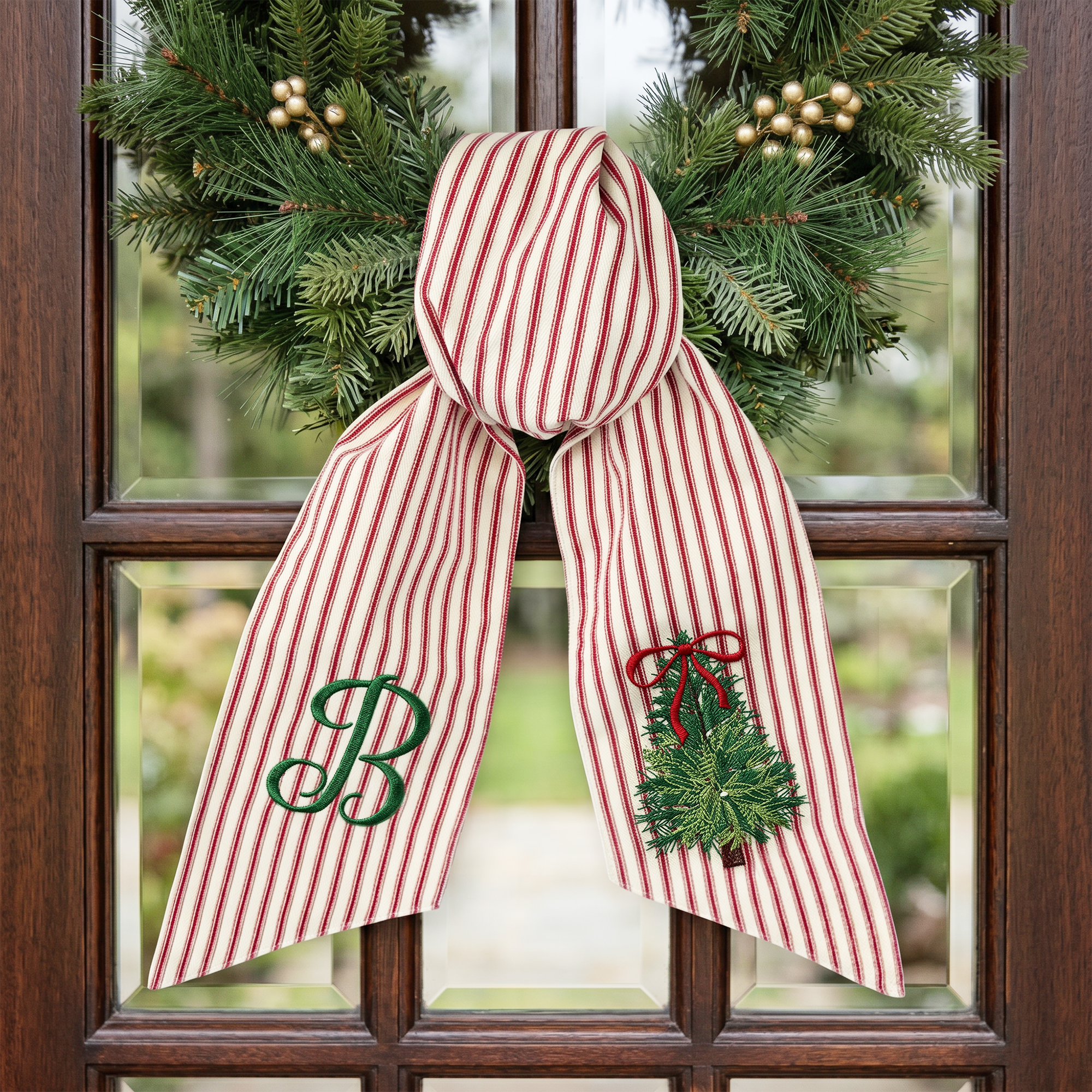 Individuell bestickter Weihnachtsbaum-Kranz mit rotem Streifenband mit Initialen – Wohnaccessoire, Einweihungsgeschenk, Familiengeschenk für Mama, Oma und Hausfrauen