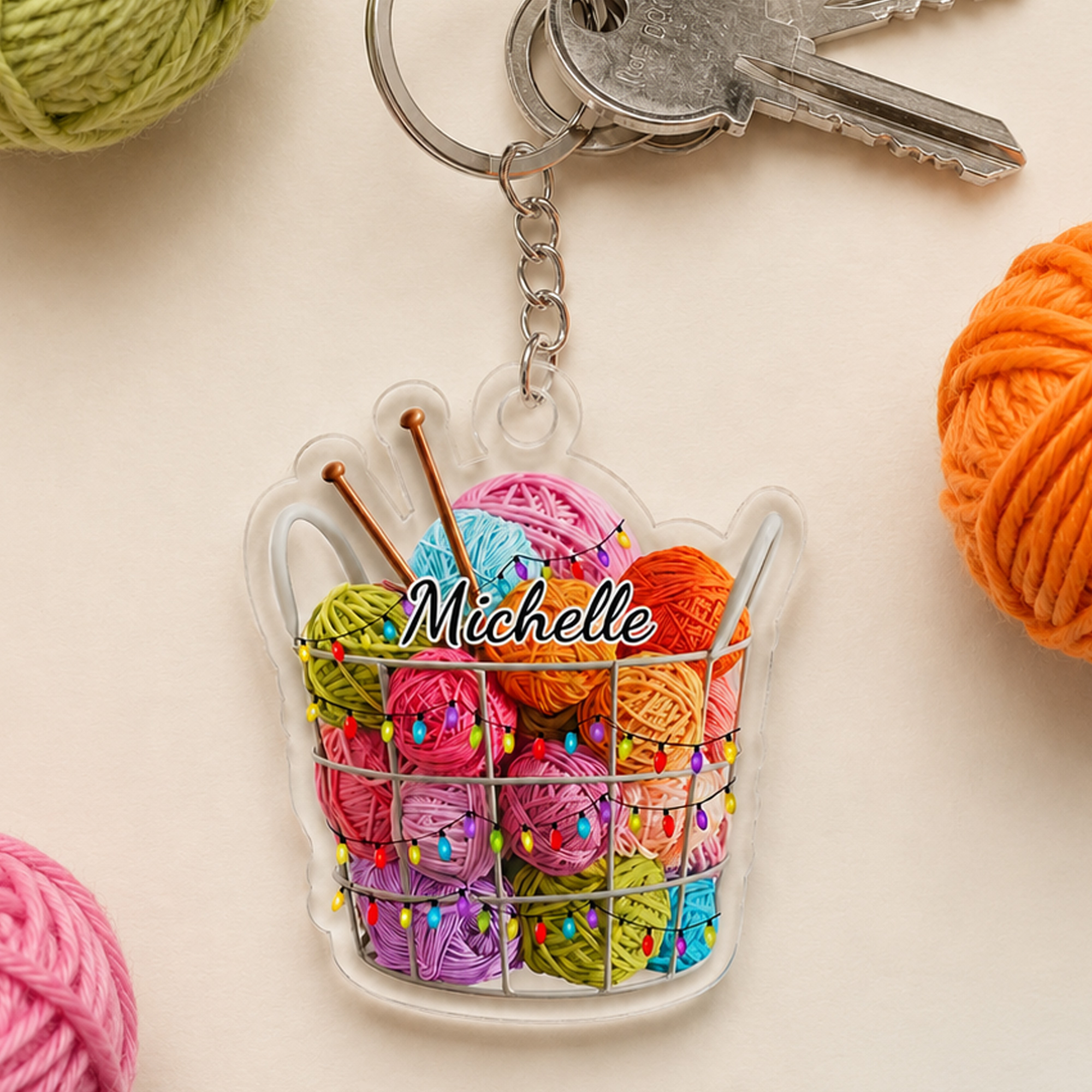 Personalisierter Schlüsselanhänger aus Acryl mit Strickmuster in Form eines Garnknäuels und Namens-Taschenanhänger – Alltagsgeschenk zum Geburtstag für Strickbegeisterte: Mama, Oma