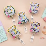 Enrouleur de badge personnalisé en forme de crayon et de pomme, multicolore, avec initiale, titre et nom de famille – Cadeau de la Journée des enseignants pour un enseignant, un mentor ou un coach, à 