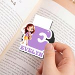 Marcapáginas magnético personalizado con personaje de dibujos animados, nombre e iniciales: regalo de cumpleaños o para cualquier ocasión ideal para los ratones de biblioteca y los amantes de la lectu