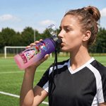 Borraccia sportiva personalizzata con silhouette di un calciatore adolescente in sfumatura, nome e tappo a scatto: regalo di compleanno o per la palestra per adolescenti appassionati di calcio