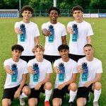 Borraccia sportiva personalizzata con silhouette di un calciatore adolescente in sfumatura, nome e tappo a scatto: regalo di compleanno o per la palestra per adolescenti appassionati di calcio