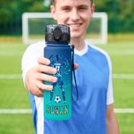 Borraccia sportiva personalizzata con silhouette di un calciatore adolescente in sfumatura, nome e tappo a scatto: regalo di compleanno o per la palestra per adolescenti appassionati di calcio