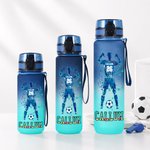 Borraccia sportiva personalizzata con silhouette di un calciatore adolescente in sfumatura, nome e tappo a scatto: regalo di compleanno o per la palestra per adolescenti appassionati di calcio