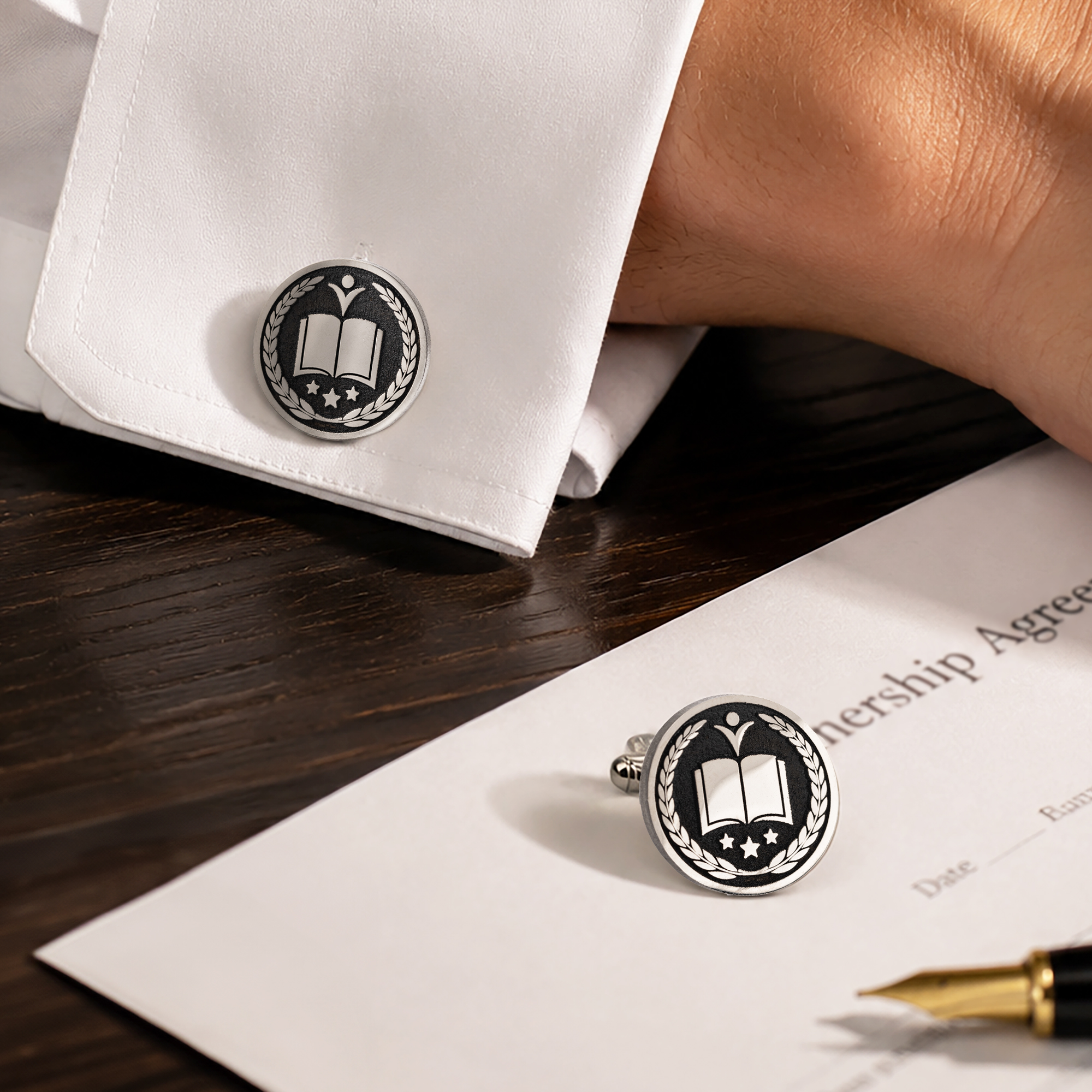 Personalisierte Manschettenknöpfe aus Edelstahl mit Hochschul-Logo und Namen – als Geschenk zur Abschlussfeier für Absolventen und Studierende