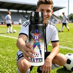 Borraccia sportiva personalizzata con silhouette di un calciatore adolescente in sfumatura, nome e tappo a scatto: regalo di compleanno o per la palestra per adolescenti appassionati di calcio
