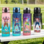 Borraccia sportiva personalizzata con silhouette di un calciatore adolescente in sfumatura, nome e tappo a scatto: regalo di compleanno o per la palestra per adolescenti appassionati di calcio