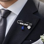 Gepersonaliseerde kruisvormige druppelvormige stenen hanger met parelboeket-bedeltje en broche met gegraveerde naam – ‘Something Blue’-huwelijkscadeau voor de bruid
