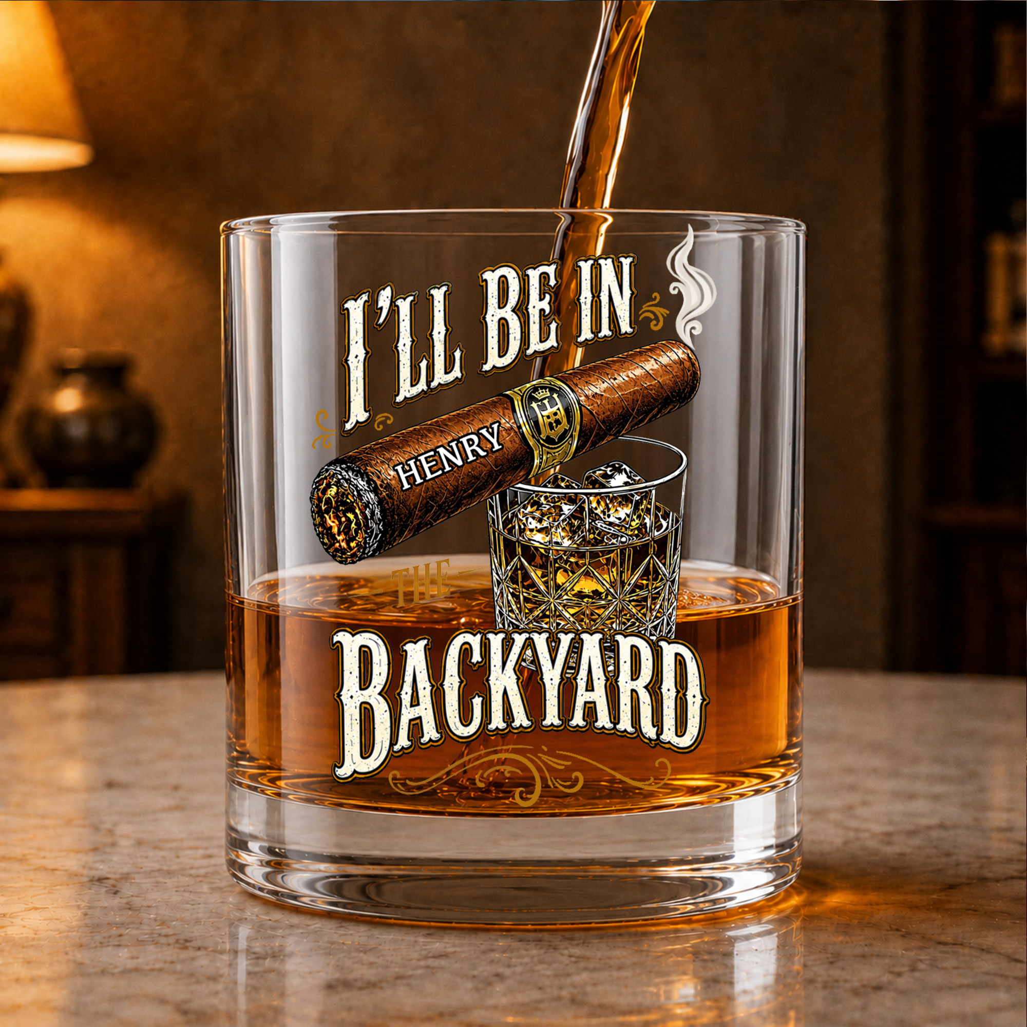 Personalisiertes „I’ll Be in the Backyard“-Zigarrenanzünder-Whiskeyglas aus Stein (10 oz) mit Namensgravur – Party-Accessoire und Geburtstagsgeschenk für Männer, die Whiskey lieben